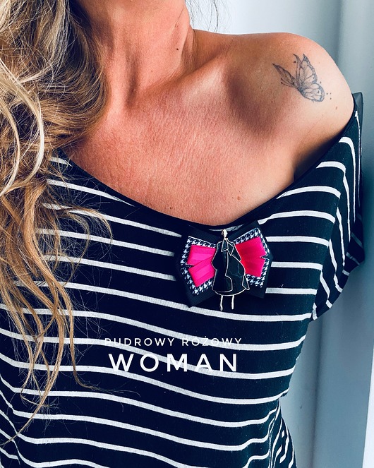 Brosza WOMAN w stylu Pop Art z artystyczną Kobietą