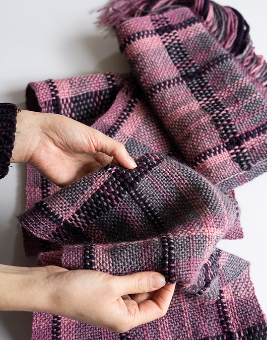 Ręcznie tkany szalik artystyczny fiolet i róż