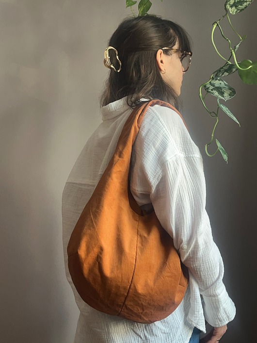 Hobo bag camel z podszewką terrazzo