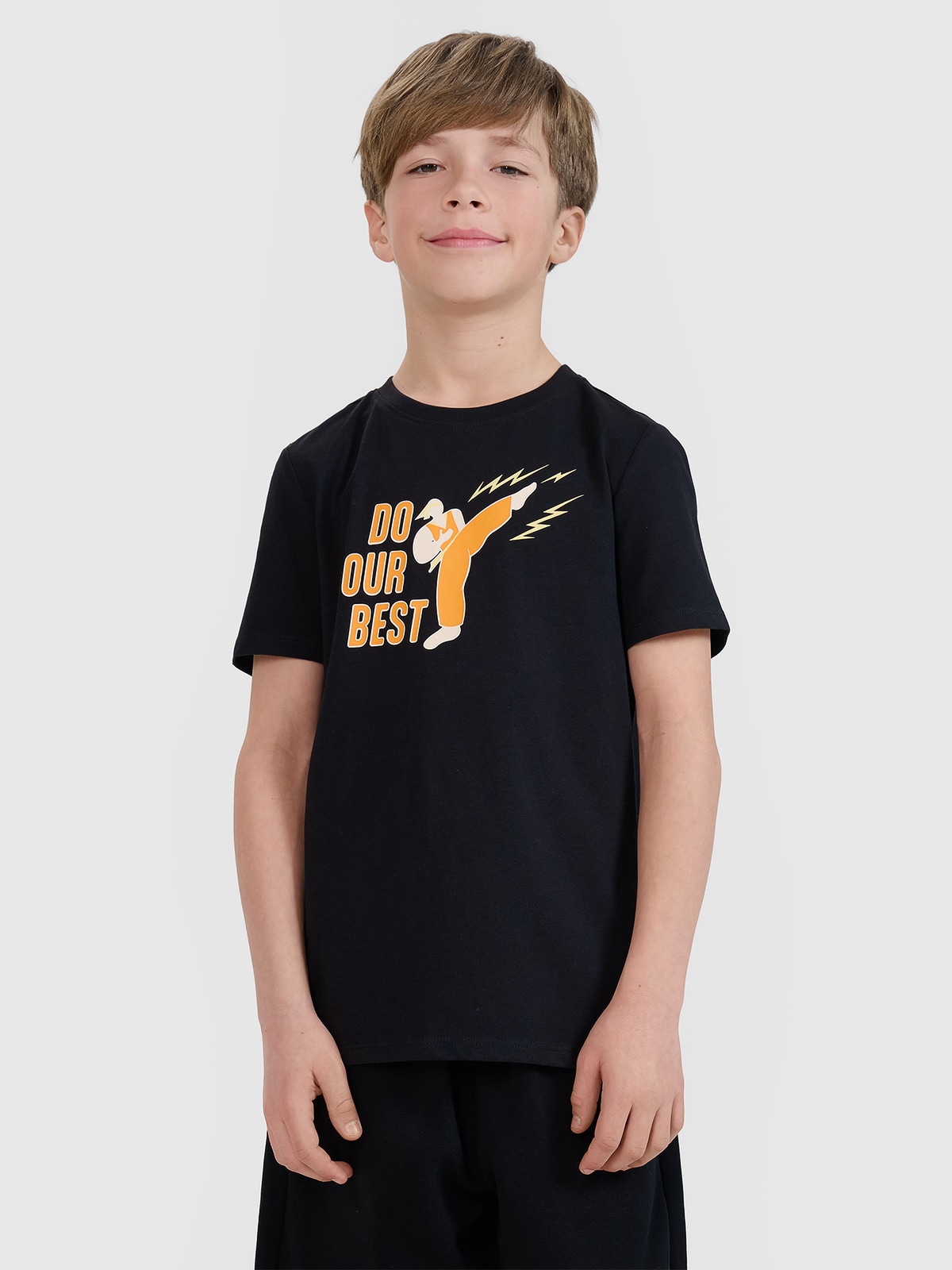 4F T-shirt regular z nadrukiem chłopięcy - czarny 122 (6-7 lat)