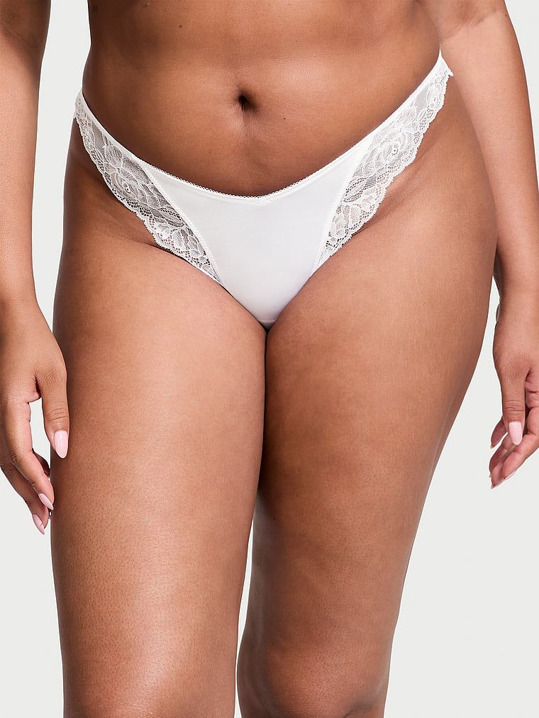 Very Sexy Stringi z koronką i wysoko wyciętymi nogawkami Lace-Trim High-Leg