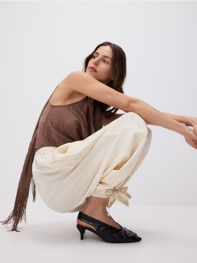 Reserved - Spodnie z wiązaniami na nogawkach - złamana biel