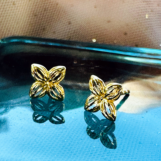 Złote Kolczyki koniczynki , złote kwiatki sztyfty