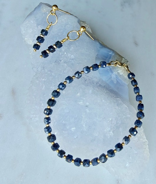 Pozłacana bransoletka z błękitnymi szafirami