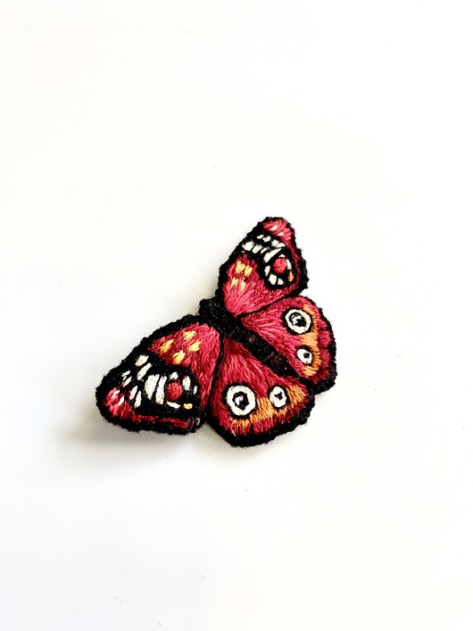 Broszka UNIKAT - ręcznie haftowany, czerwony motyl
