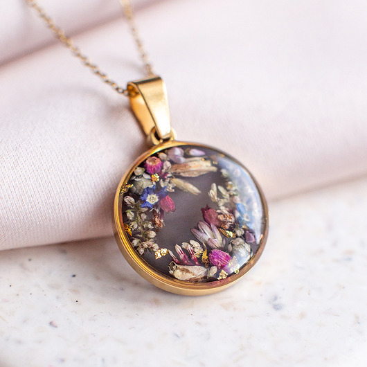 Wisiorek z kompozycją kwiatową