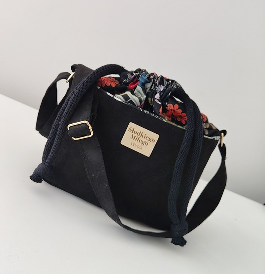 Torebka SOFIA Dark Blooming Garden - mała czarna torebka z kominem z nubuku