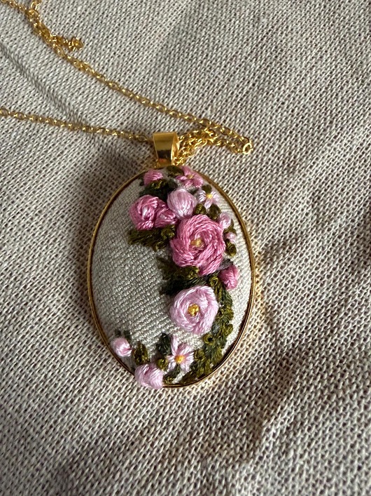 Ręcznie wyszywany naszyjnik Różowe kwiaty