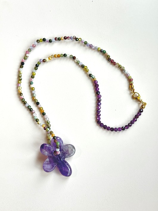 Naszyjnik z kwiatem z kamienia ametyst i turmalin