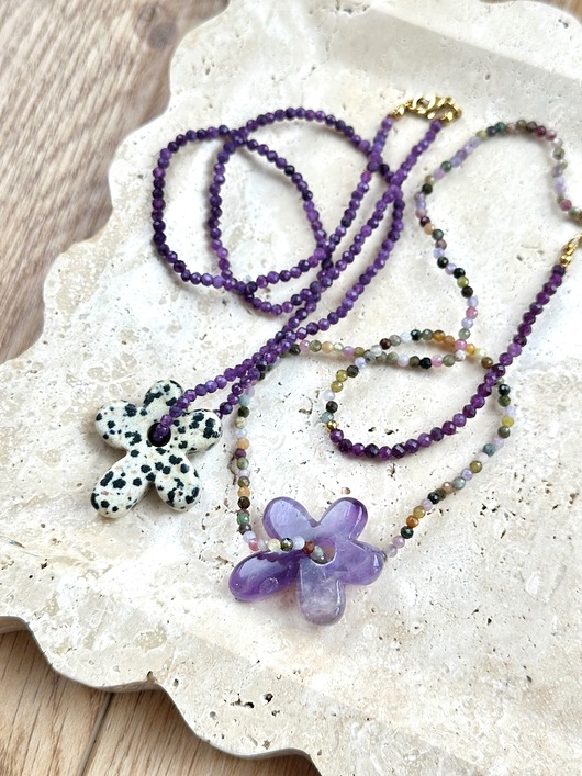 Naszyjnik z kwiatem z kamienia ametyst i jaspis dalmatyński