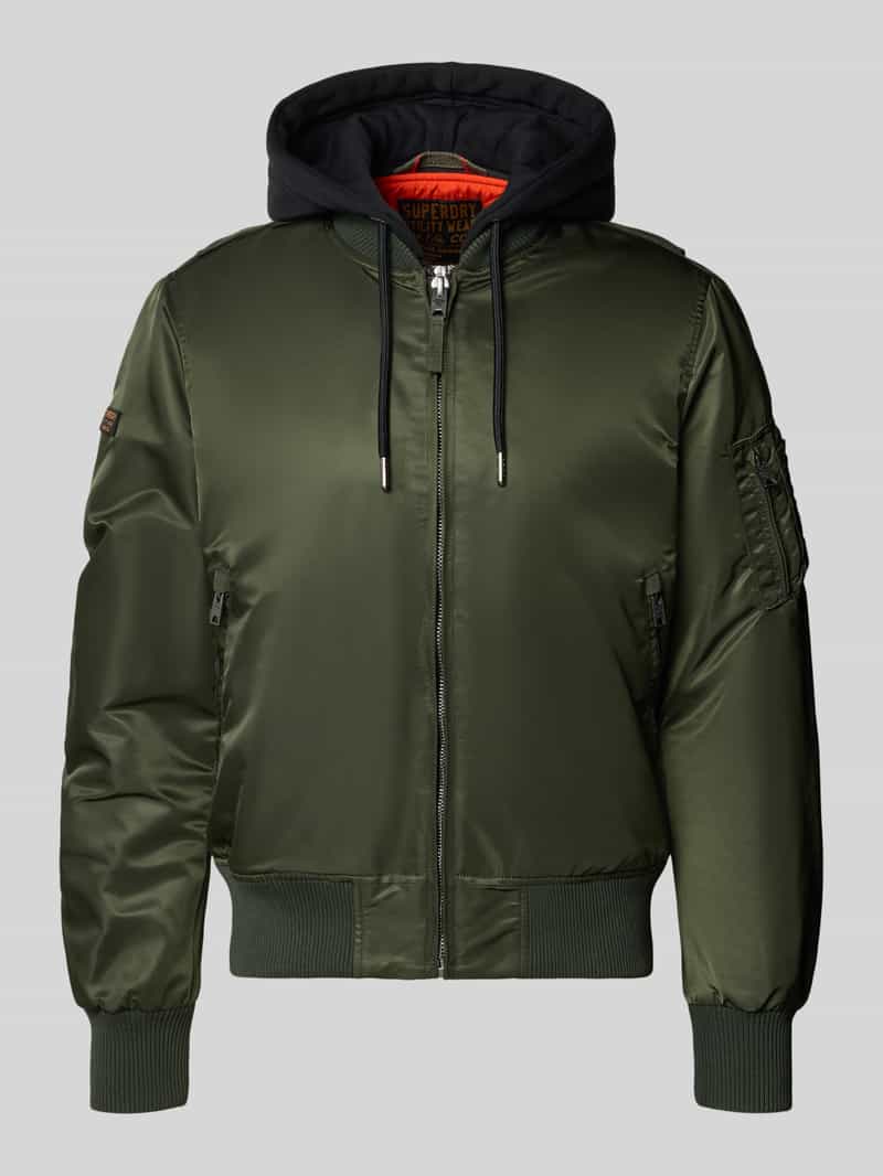 bomberka z kapturem i kieszeniami zapinanymi na zamek błyskawiczny