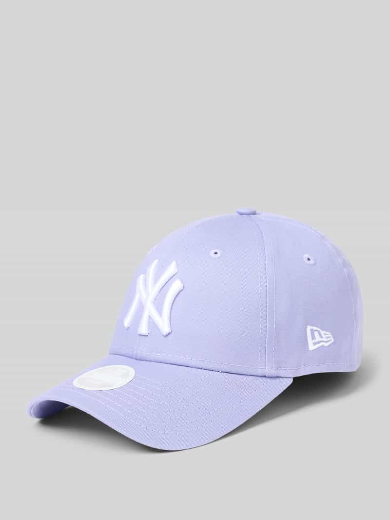 Czapka z daszkiem z wyhaftowanym logo