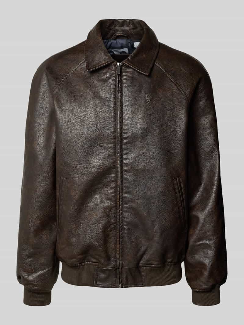 bomberka z materiału skóropodobnego z wpuszczanymi kieszeniami model 'Signature'