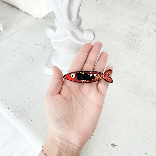 Broszka RYBKA18 śledzik ręcznie haftowana przypinka morska