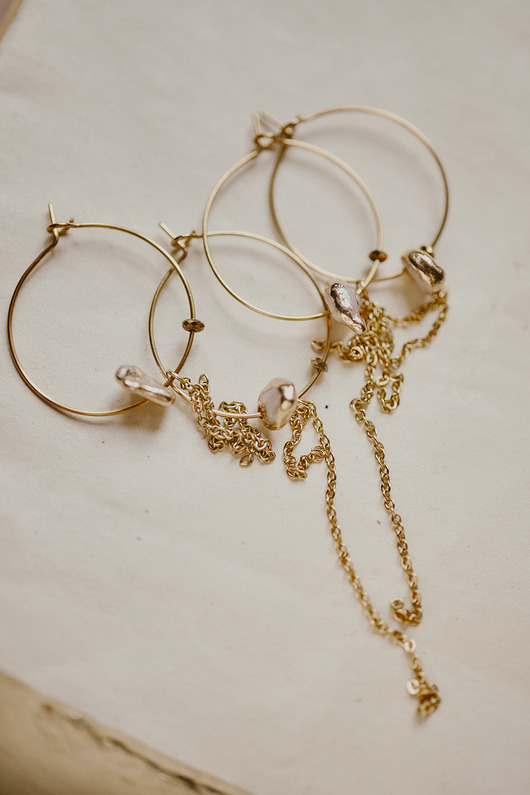 Cyanea, kolczyki z perłą i łańcuszkiem