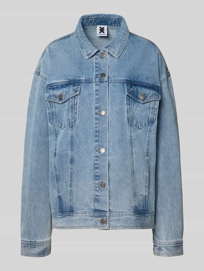 kurtka jeansowa z tyłu z naszywką z logo