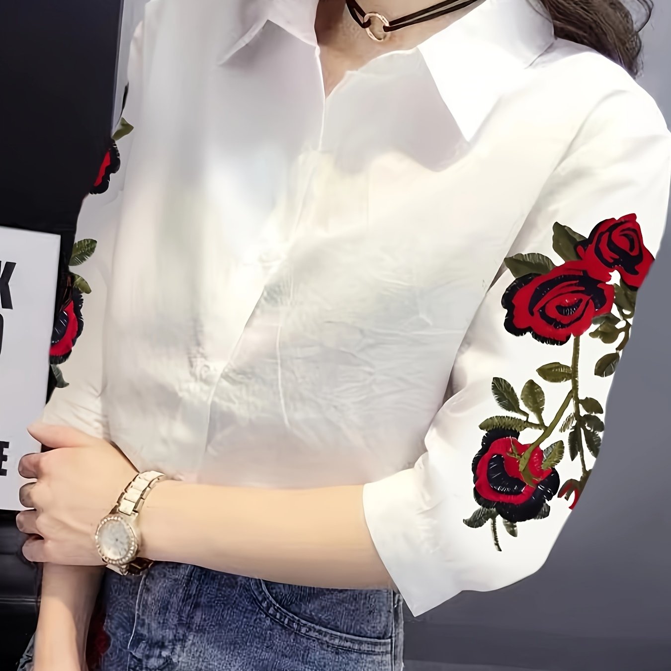 TEMU Damska elegancka bluzka z krótkim rękawem z haftem kwiatowym i klapami - letnia moda, biała koszula z czerwonymi różami i zielonymi liśćmi,