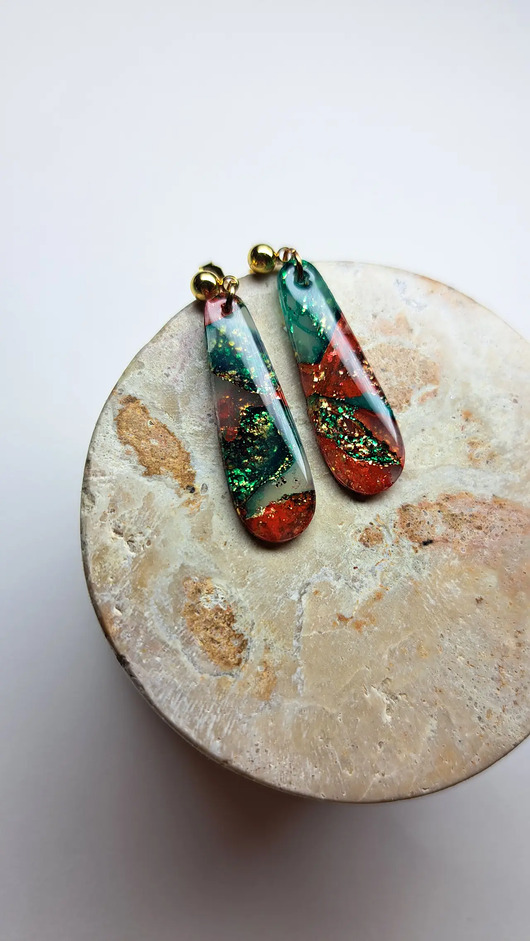 Czerwono zielono złote wiszące kolczyki krople na sztyftach
