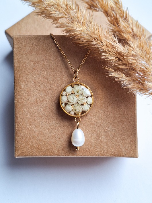 Wisiorek z żywicy z kwiatami ozothumnusa i perłą