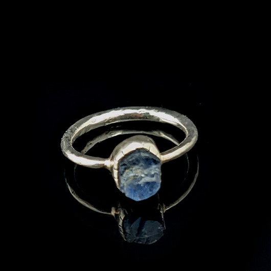 Pierścionek surowy szafirek