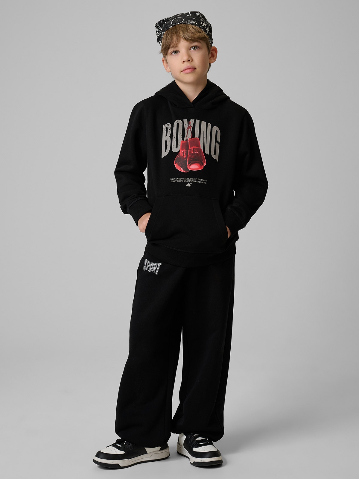 4F Spodnie dresowe joggery chłopięce - czarne 158/164 (12-14 lat)