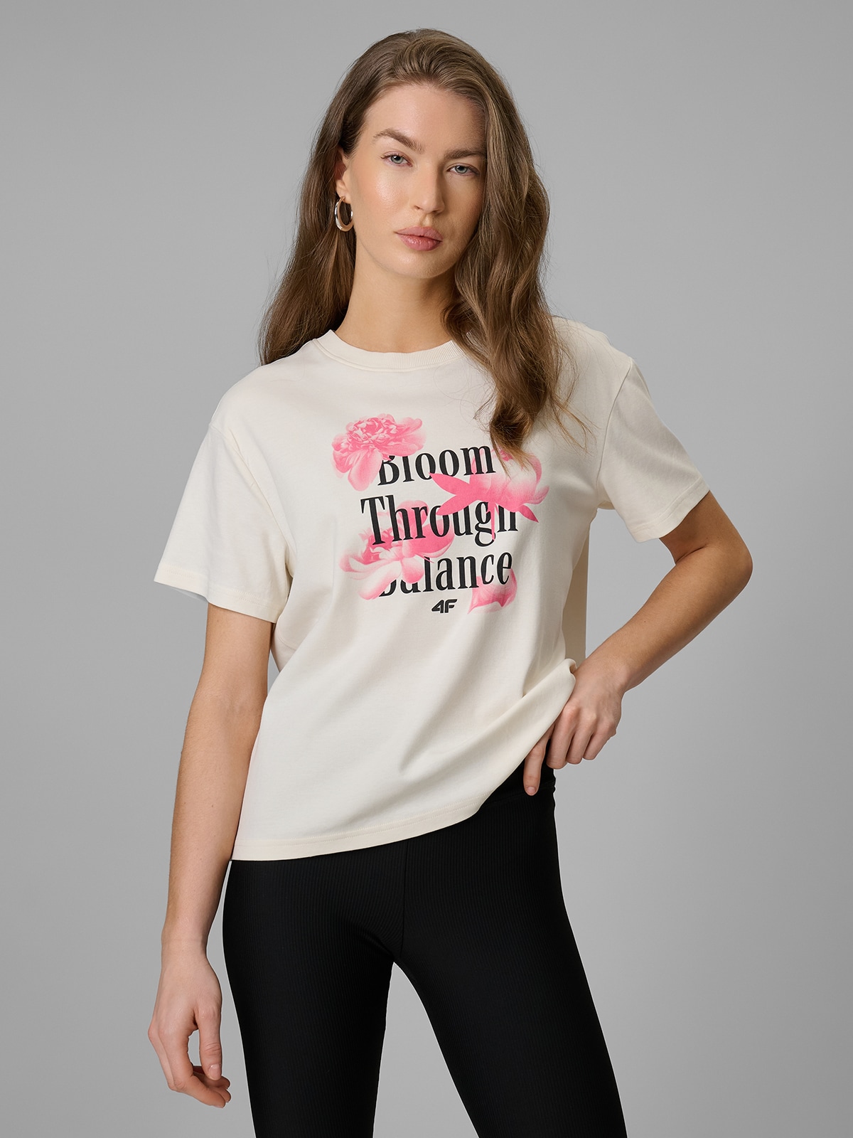 4F T-shirt regular z nadrukiem damski - beżowy S