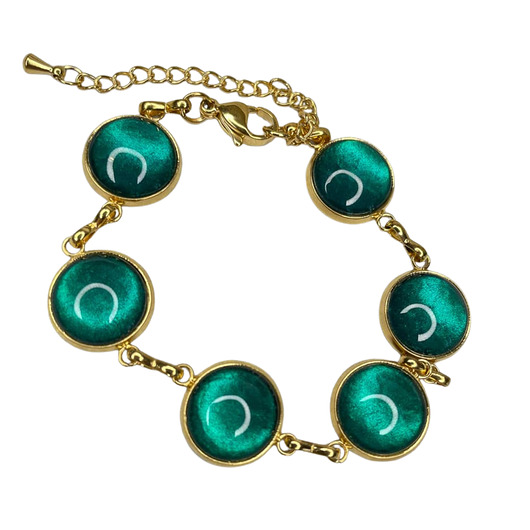 Pozłacana bransoletka w perłowym odcieniu szmaragdu