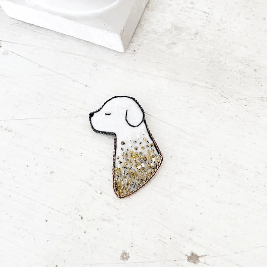 Broszka PIES 8 ręcznie haftowana przypinka