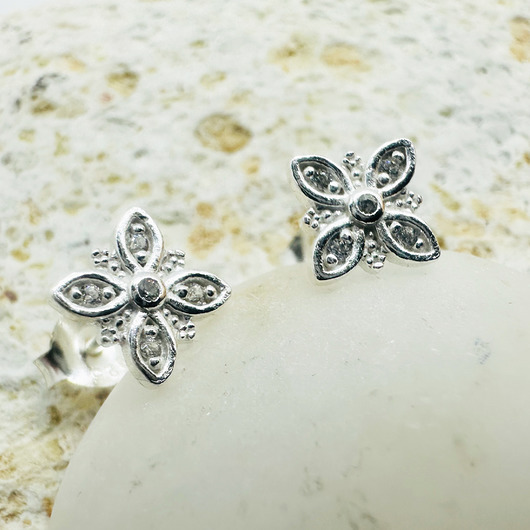 Srebrne kolczyki kwiaty, eleganckie sztyfty kwiatki