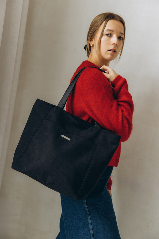 Torba Shopper z czarnego nubuku tapicerskiego.