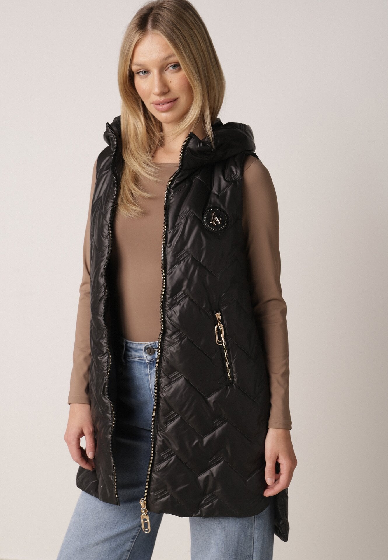 Czarna Przejściowa Kamizelka Pikowana o Długim Kroju z Kapturem i Naszywką Harmaste