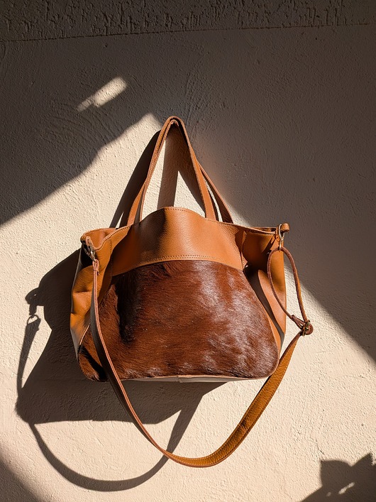 Średniej wielkości torebka ze skóry naturalnej z włosem