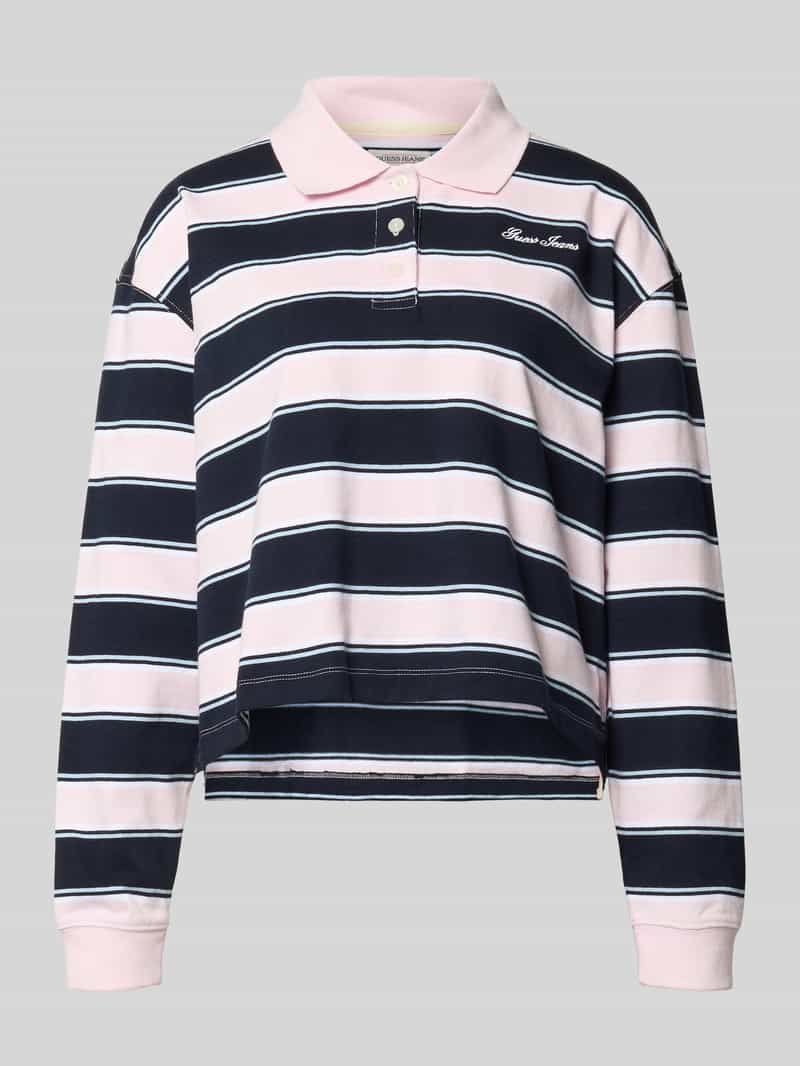 Przycięta koszulka polo z naszytym logo