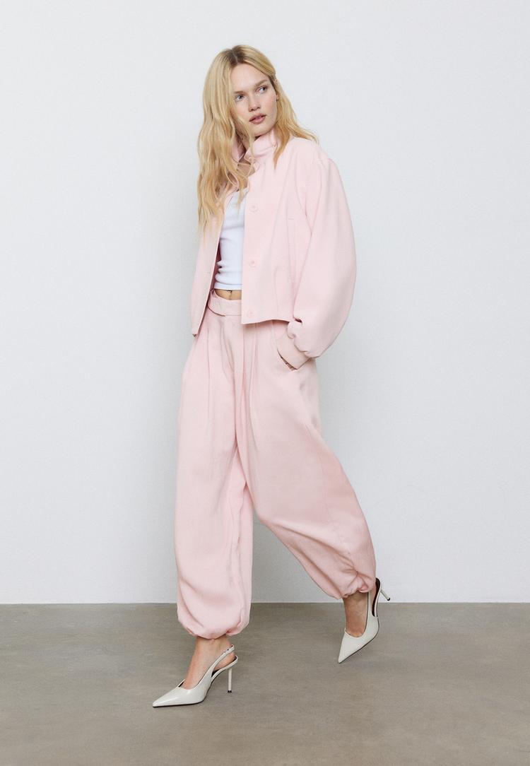 Stradivarius Spodnie alladynki z zakładkami i klamrą Pastelowy róż 34