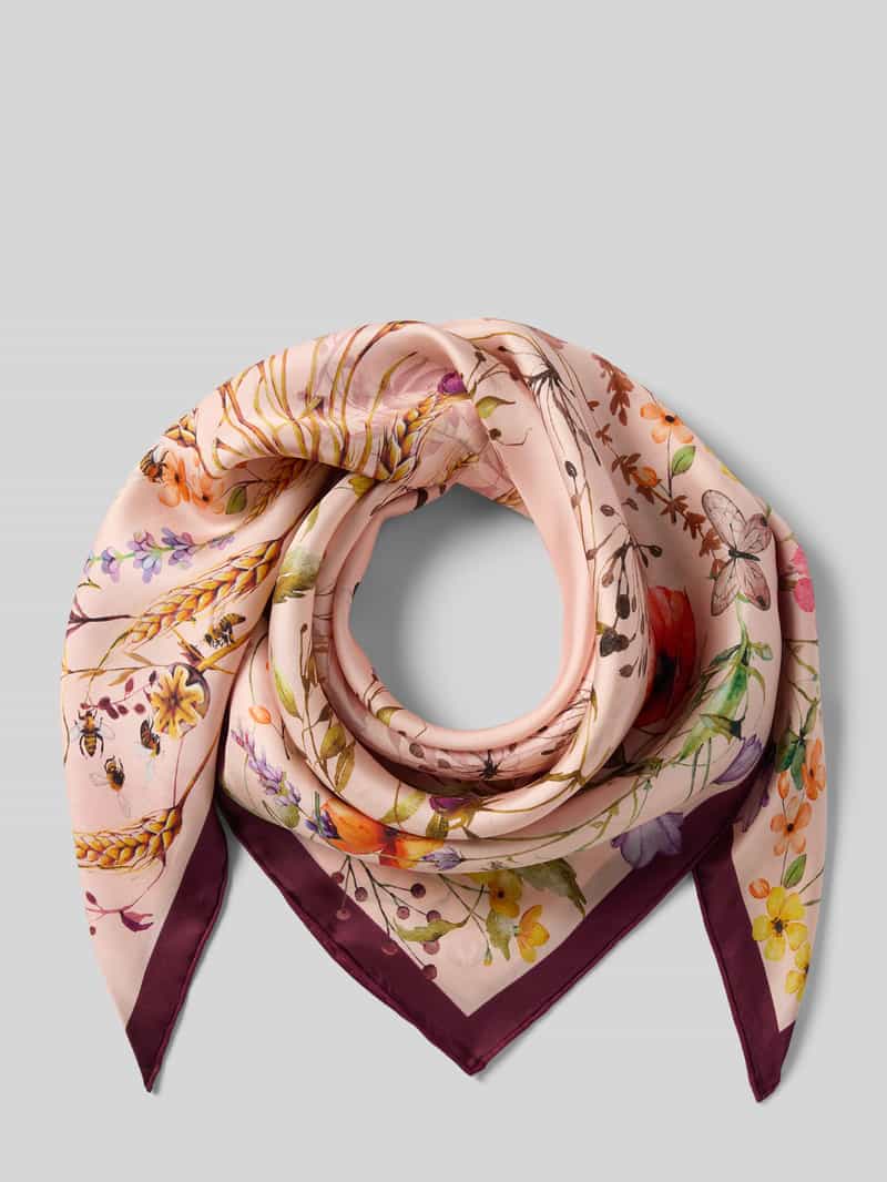 Jedwabna chusta z kwiatowym wzorem na całej powierzchni