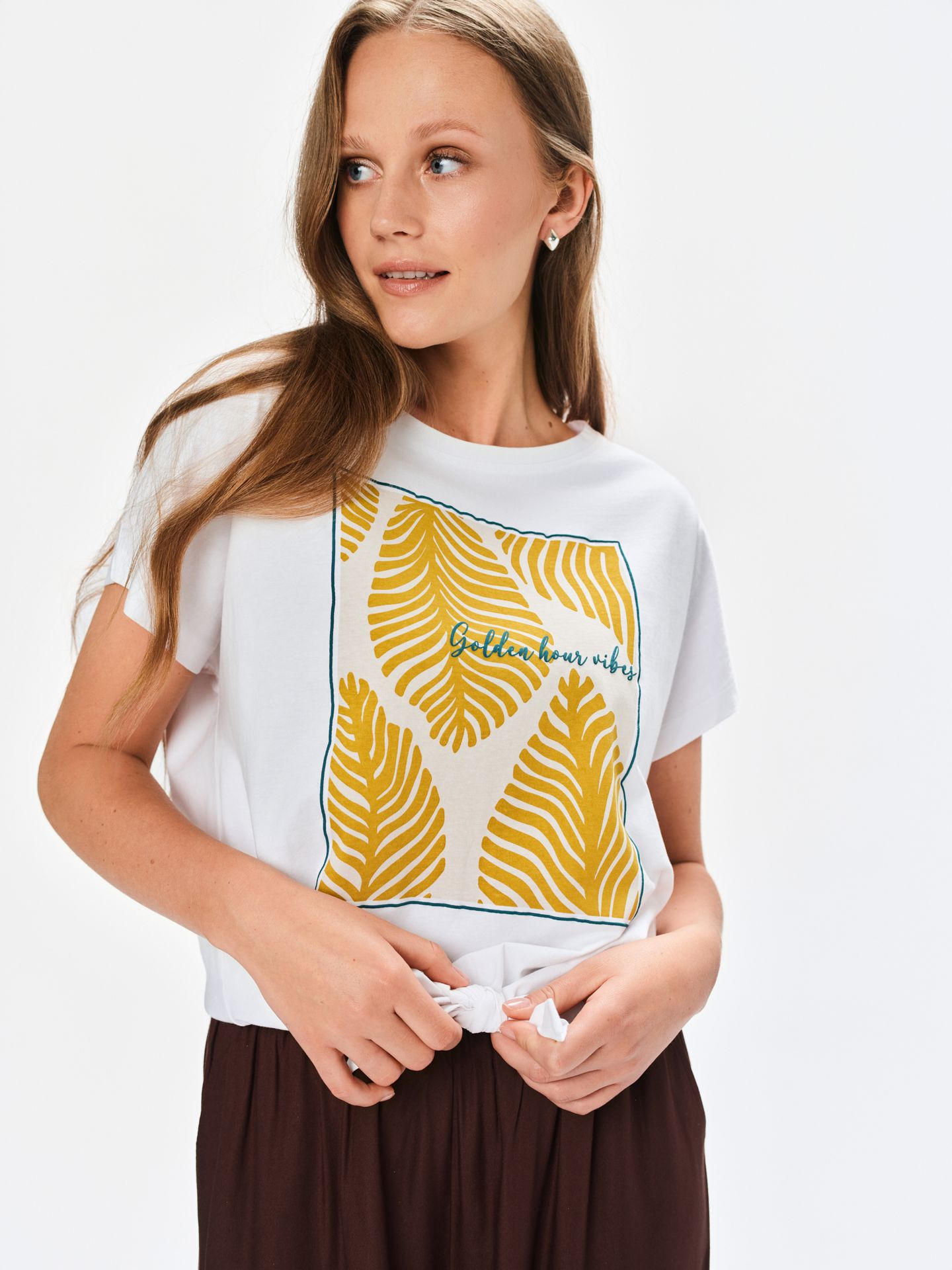 Biały t-shirt z nadrukiem