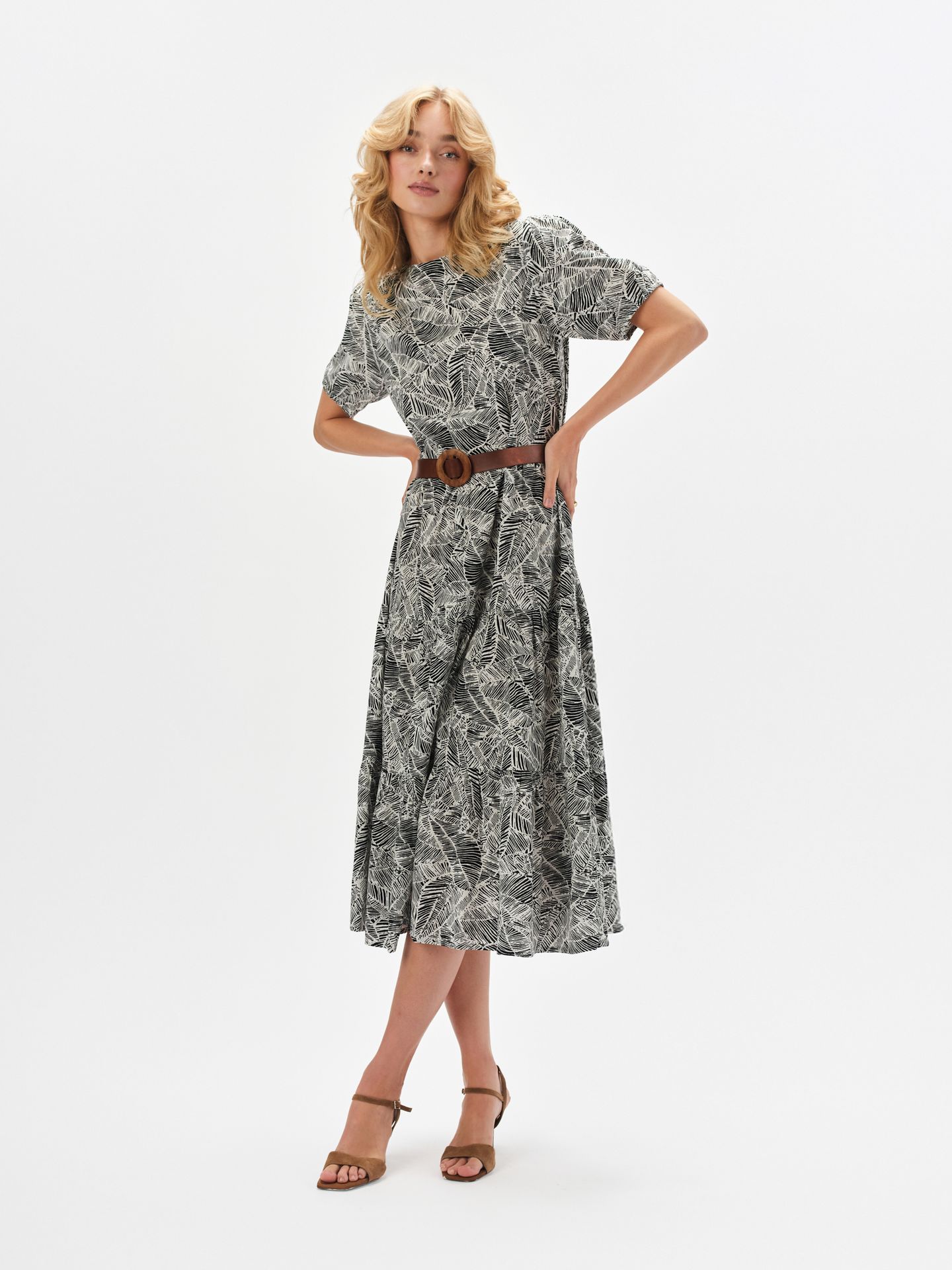 Wzorzysta sukienka z paskiem w talii