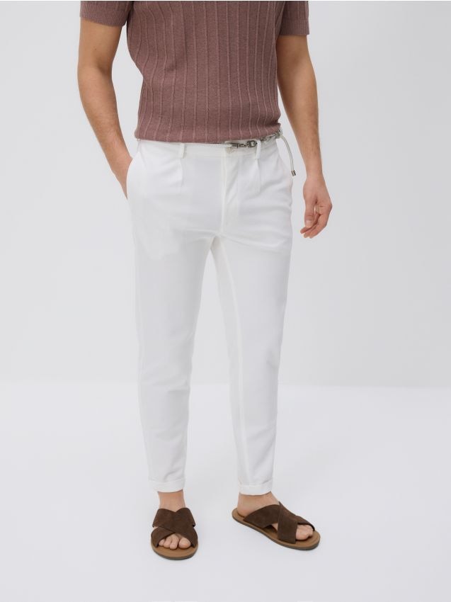 Reserved - Spodnie slim fit z paskiem - złamana biel