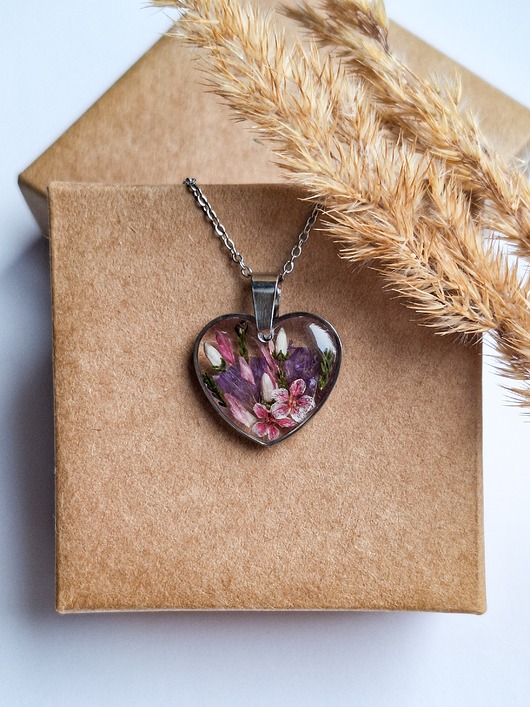 Wisiorek z żywicy serduszko z kwiatami