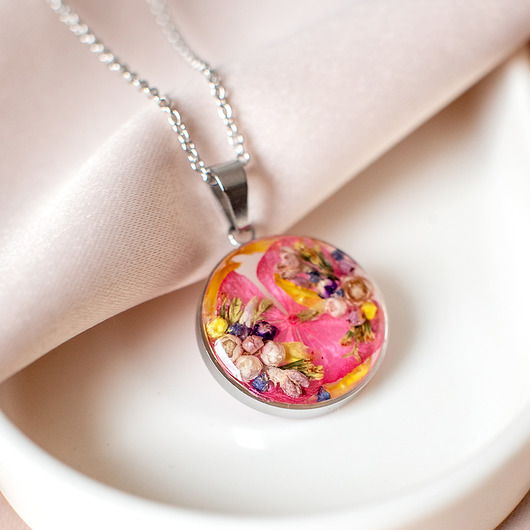 Wisiorek z kompozycją kwiatową