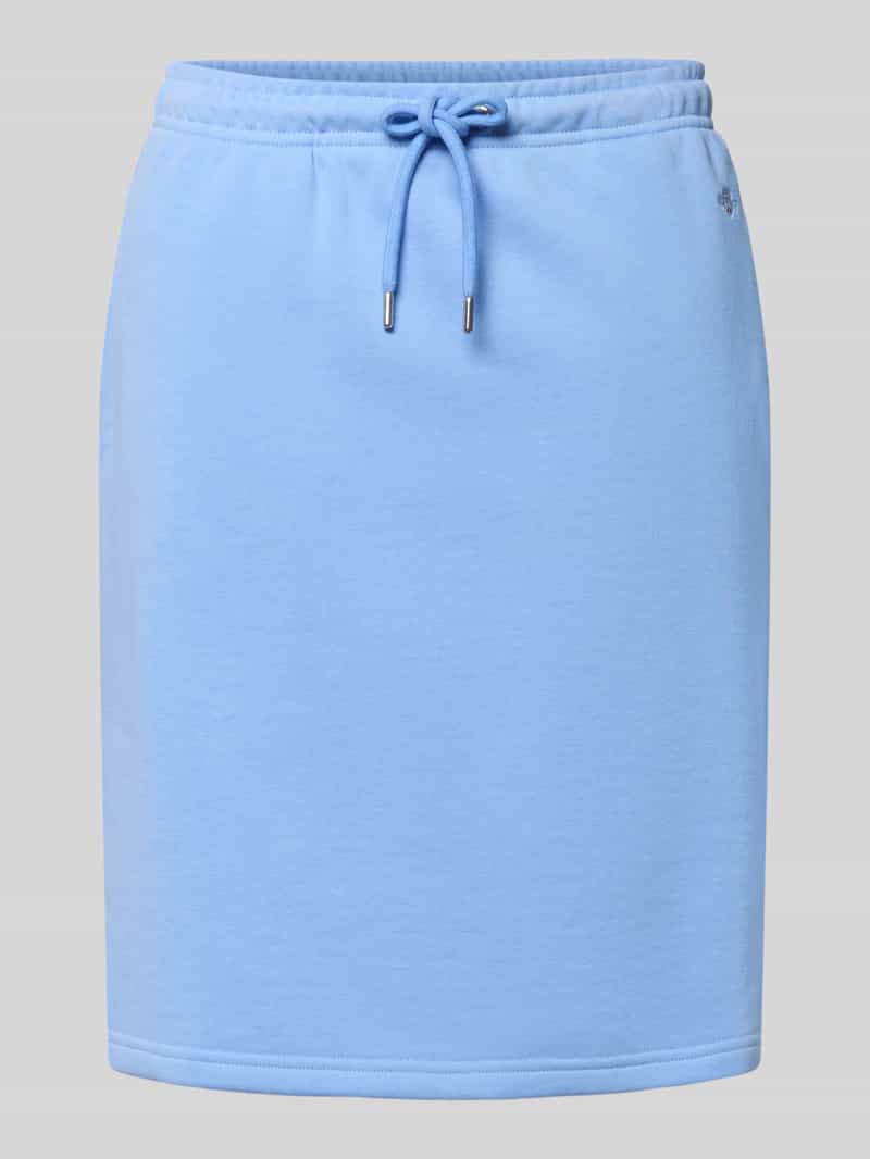 „Dresowa spódnica z wyhaftowanym logo”