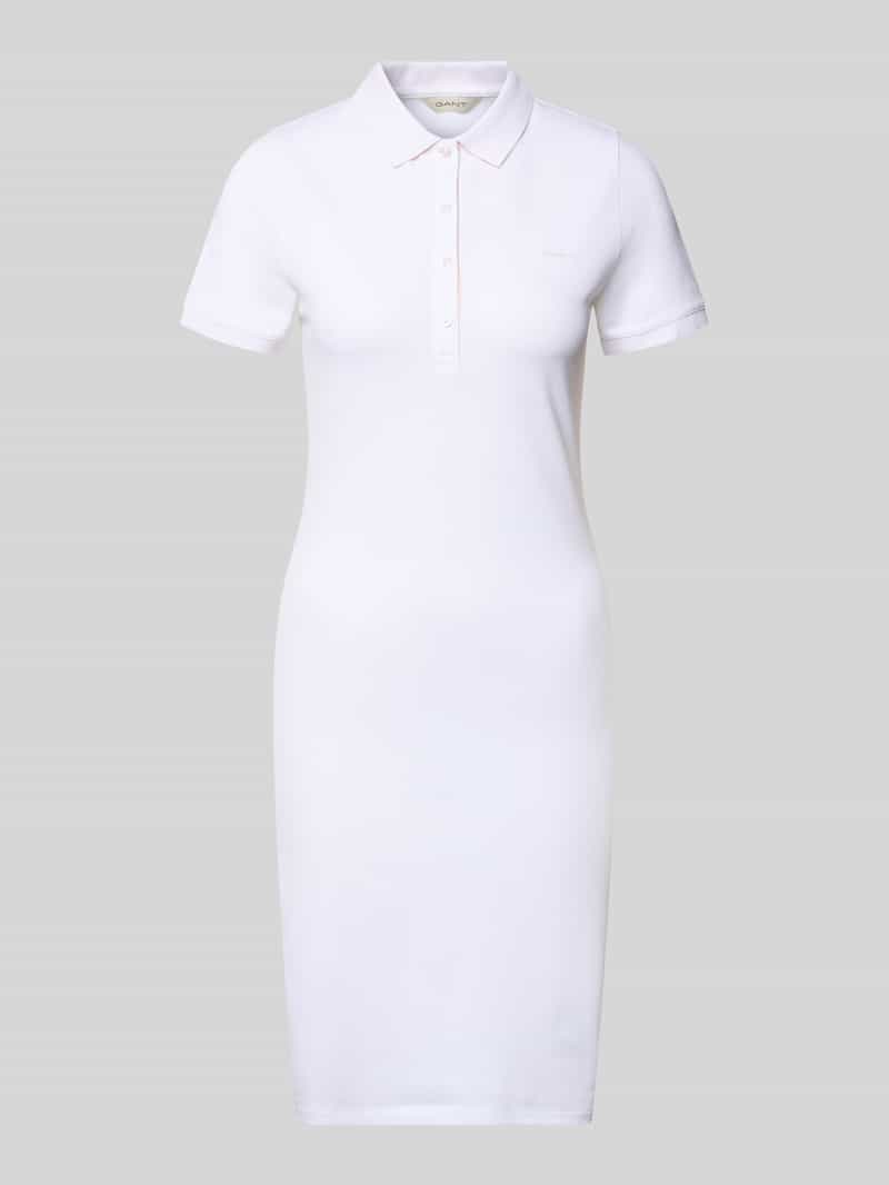 Sukienka polo do kolan z wyhaftowanym logo