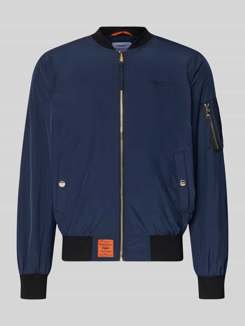 bomberka z naszywką z logo i wpuszczanymi kieszeniami