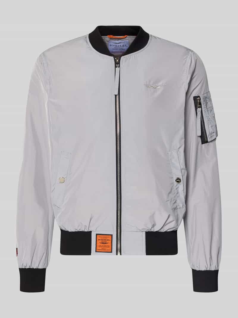 bomberka z naszywką z logo i wpuszczanymi kieszeniami