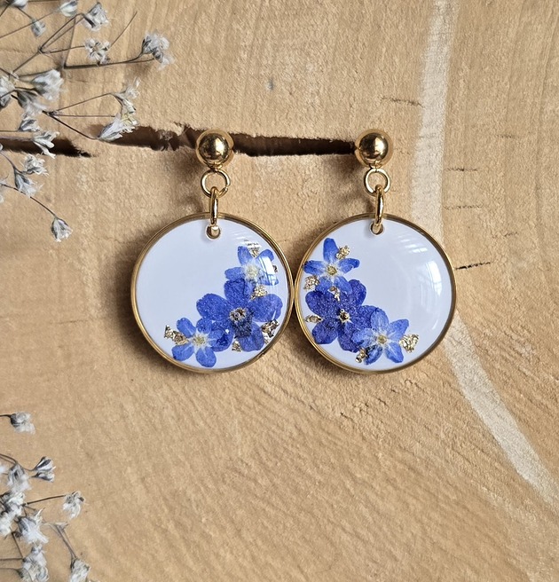 Kolczyki z kwiatami niezapominajkami złote