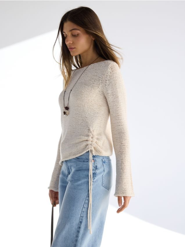 Reserved - Sweter z ozdobnym wiązaniem - kremowy