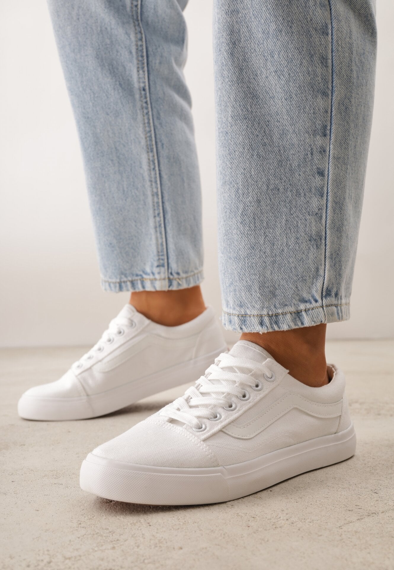 Wiązane Białe Tenisówki Trampki pod Kostkę z Ozdobnym Paskiem Wiolana