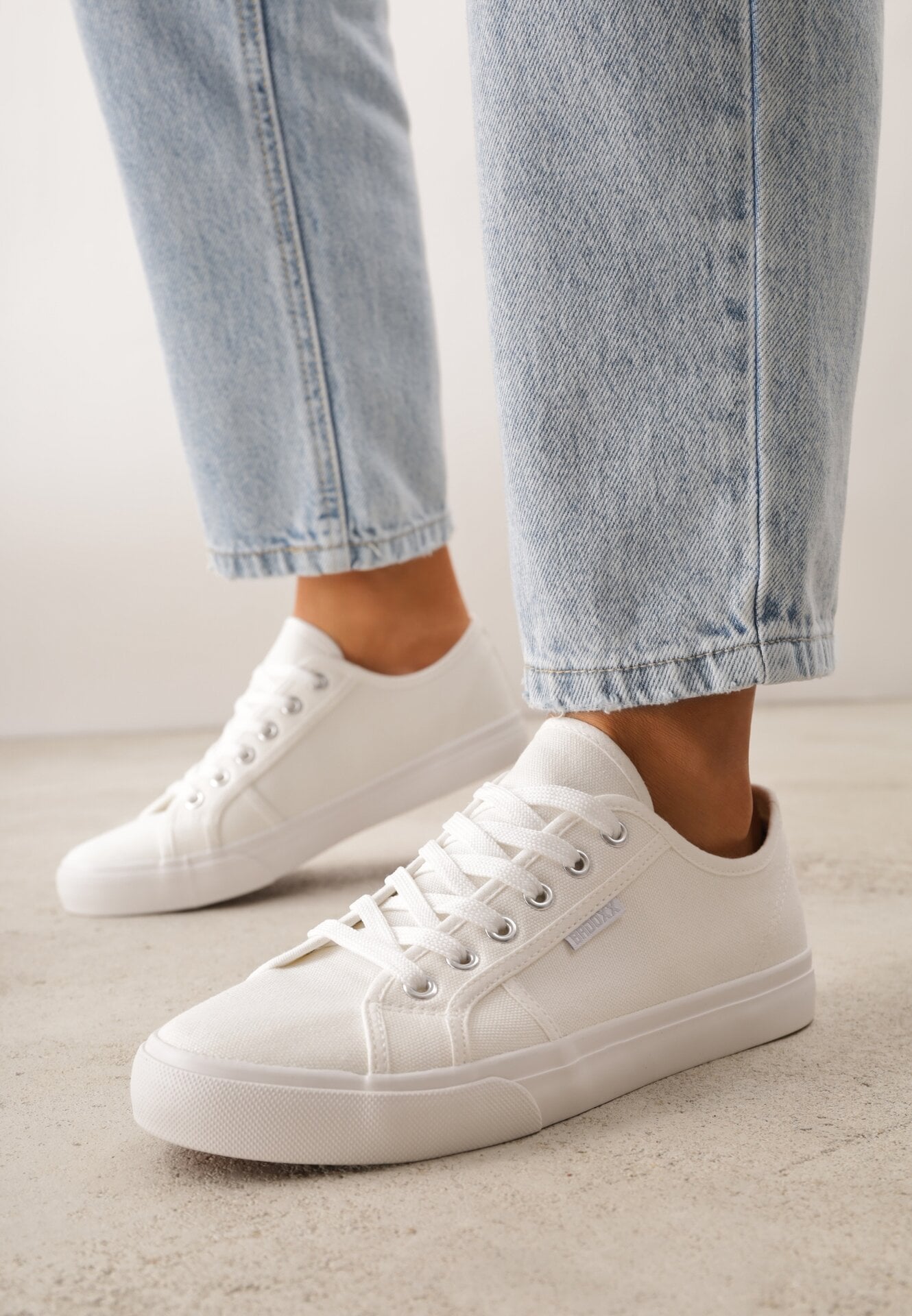 Białe Klasyczne Trampki w Minimalistycznym Stylu Aroadella