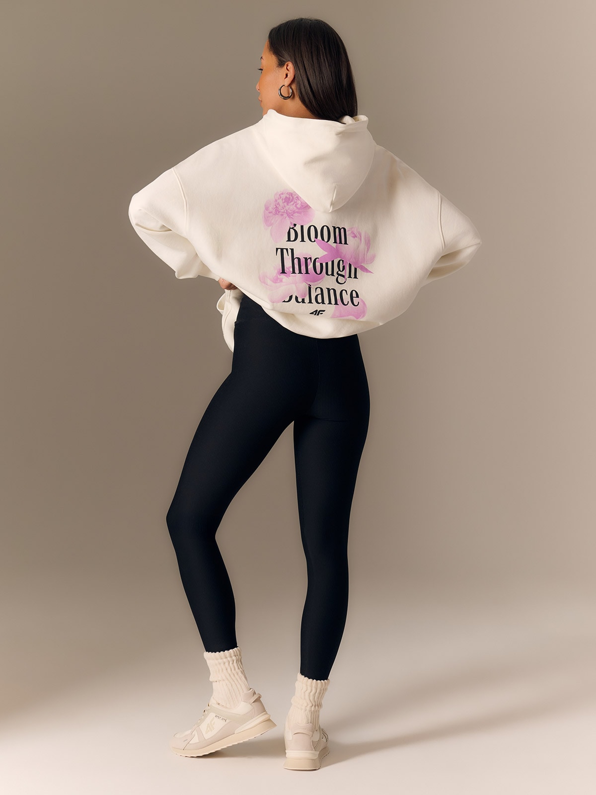 4F Bluza dresowa loose z kapturem damska - beżowa S