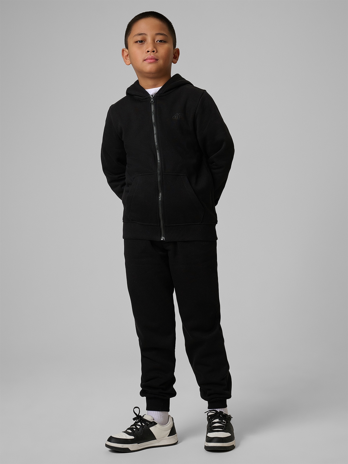 4F Spodnie dresowe joggery chłopięce - czarne 152 (11-12 lat)